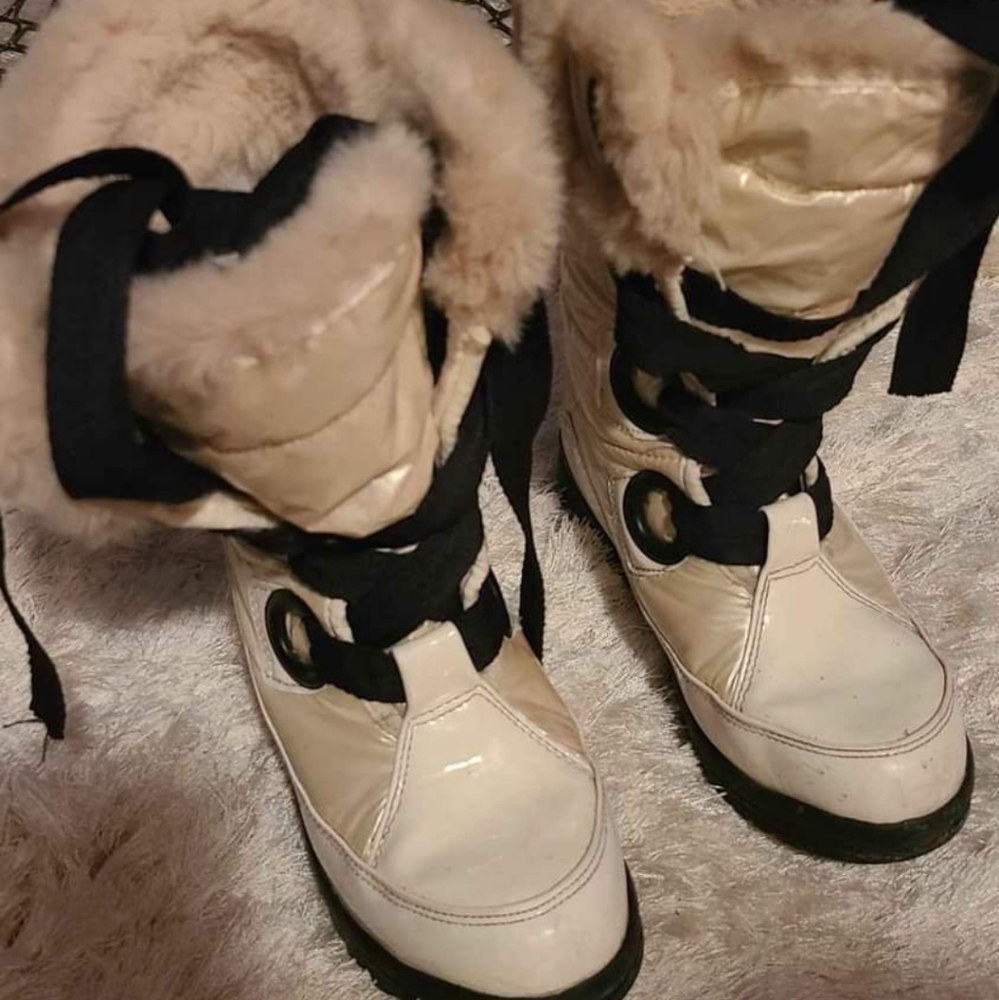 Snow boots